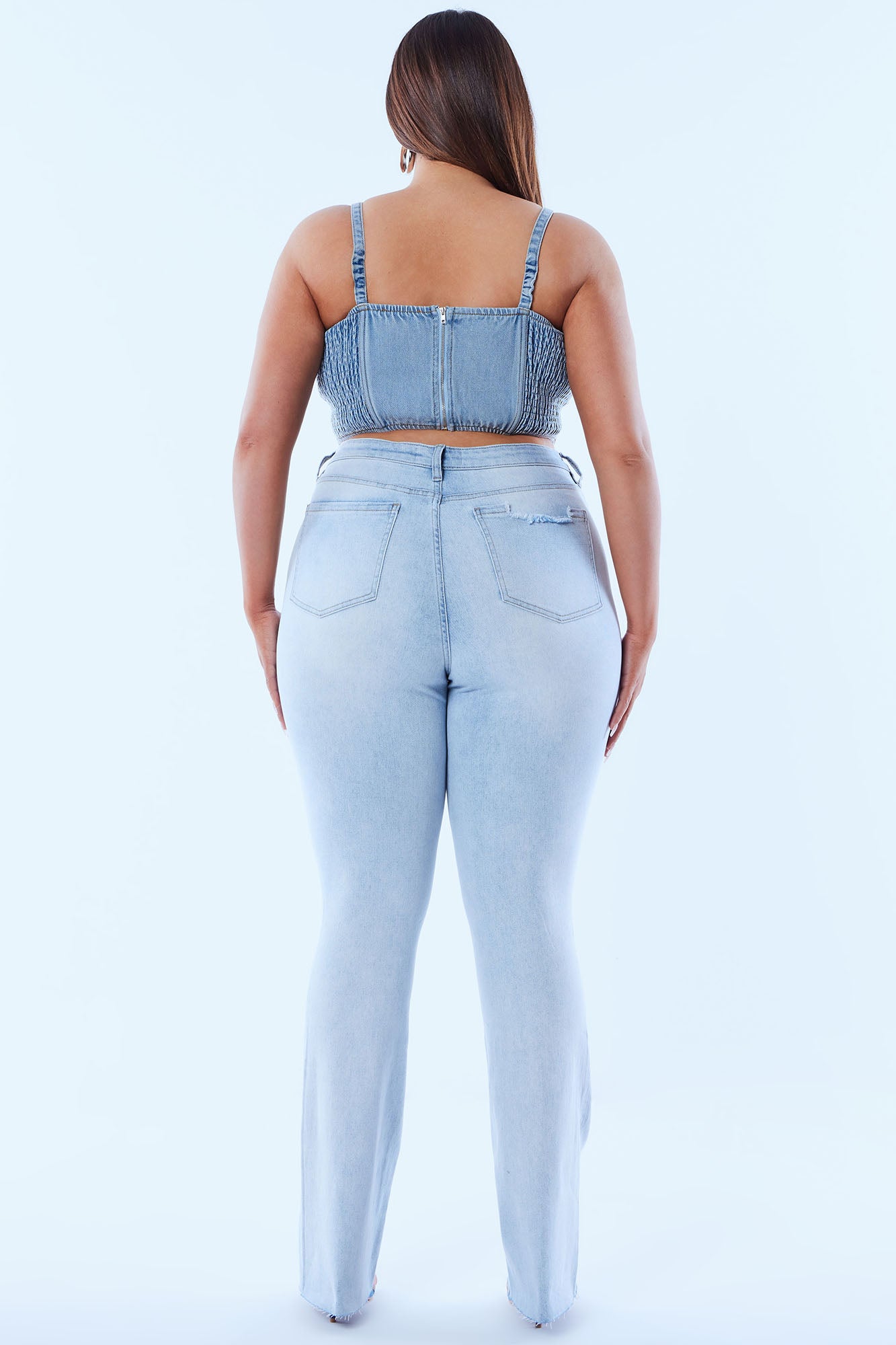 04-27-23DenimEditorial_TH_MR_15-13-38_41_FN15864_LightWash_57_PLUS_ES_MH